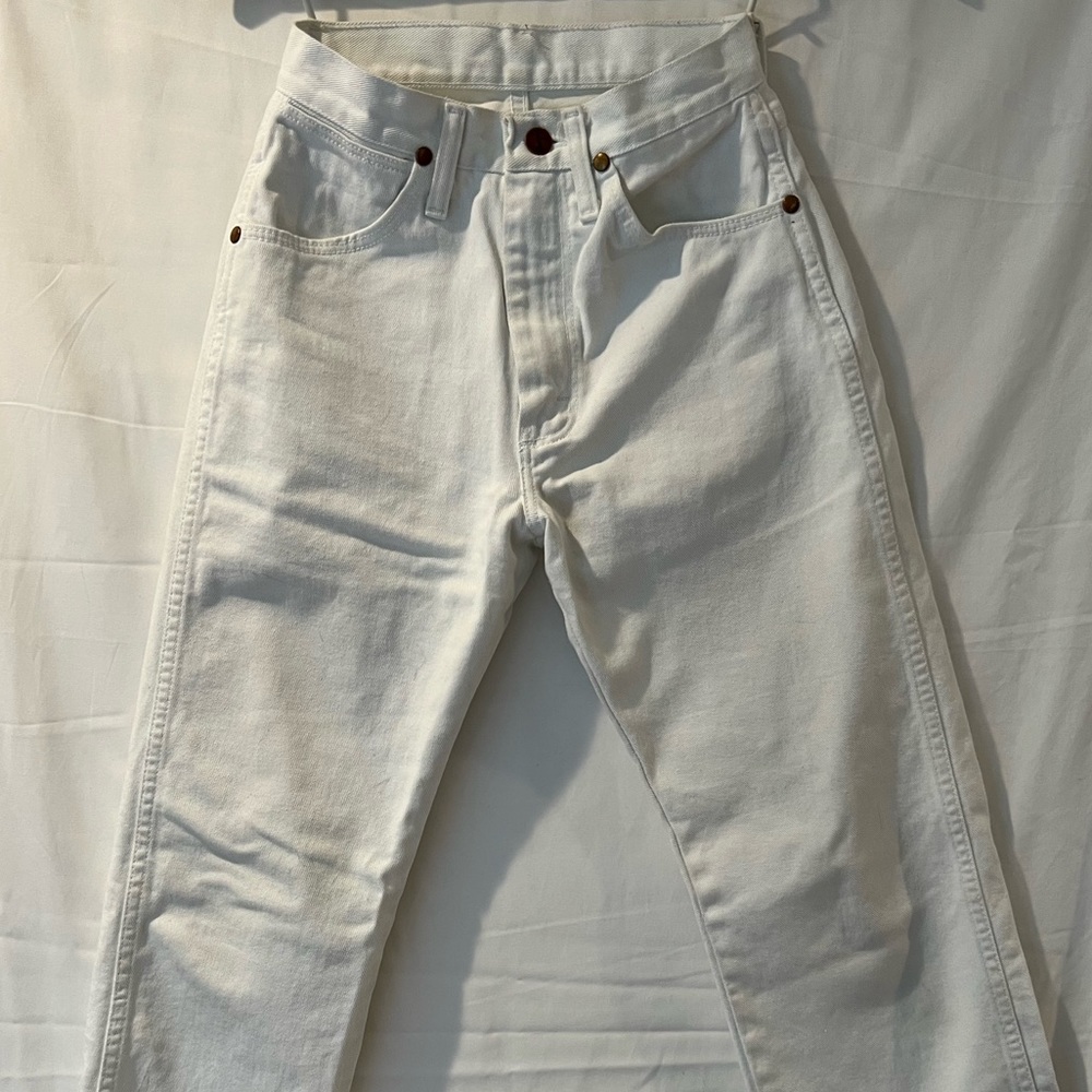 Cute white wrangler denim jeans cropped